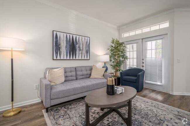 2BR, 2BA - 981SF - Living Room - Centre at Columbia Court