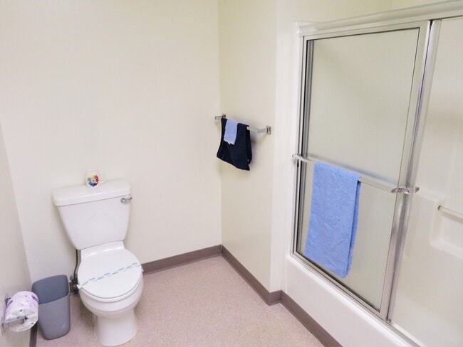 B Style bathroom - City View Apartments