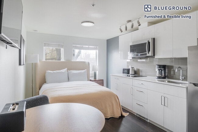 Building Photo - 5001 Brooklyn Ave NE Unit FL2-ID916