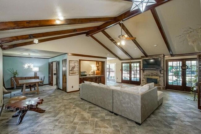 Photo - 131 Kingston Dr