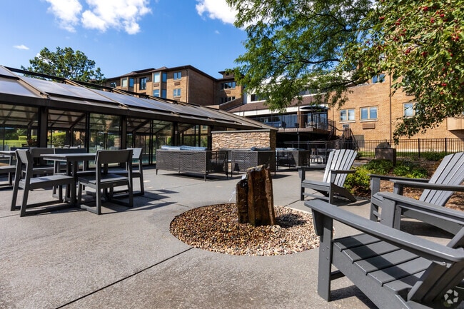 Outdoor Kitchen/Lounge - Iroquois Club