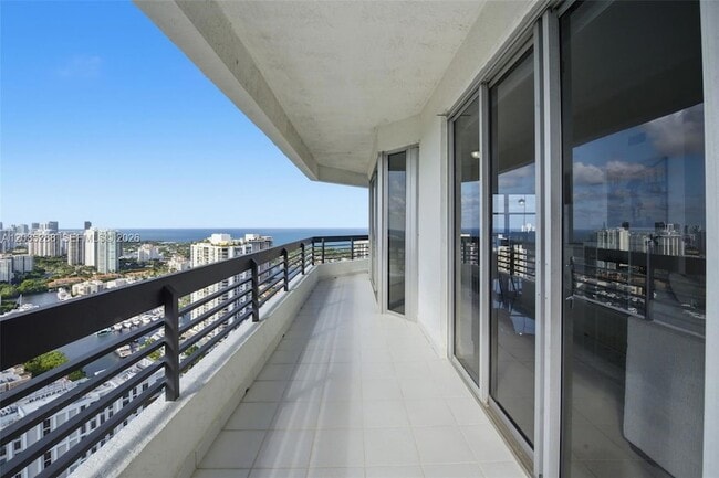 Building Photo - 3500 Mystic Pointe Dr Unit PH5