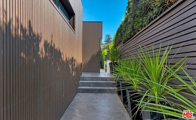 Photo - 418 N Bowling Green Way