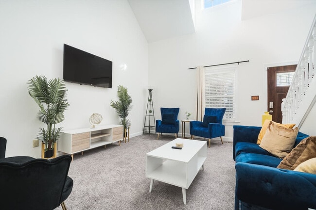 Building Photo - 742 N Sheffield Ave Unit ID1228636P