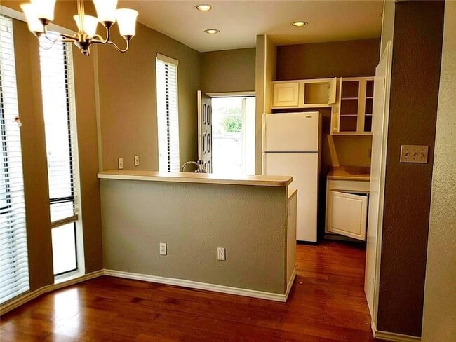 Photo - 2002 N Fitzhugh Ave Unit 1