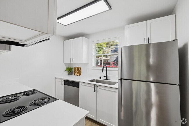 2BR, 1BA - 870SF - Kitchen - ReNew Water's Edge
