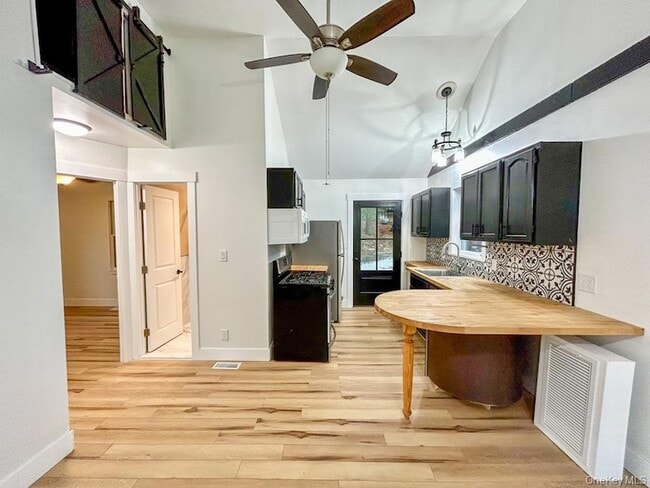 Photo - 765 Meadow Rd