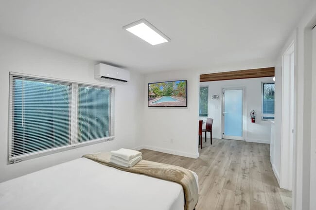 Building Photo - 1115 SW 4th St Unit SI ID1503931P