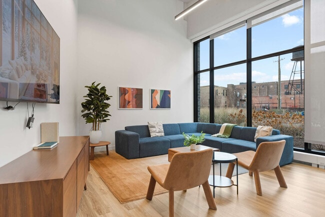 Photo - 853 W Blackhawk St Unit ID1243858P