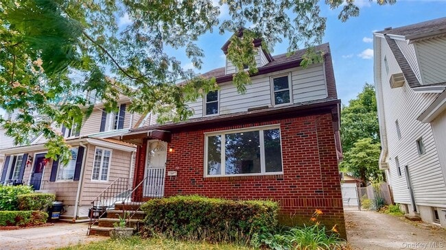 Building Photo - 71-32 Loubet St