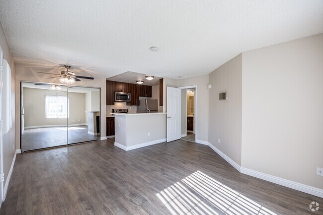 1BR, 1BA - 600SF - Living/ Dining Room - Mariners Point