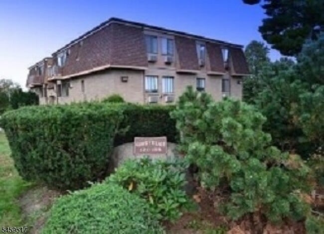 Building Photo - 121 Grove St Unit 3