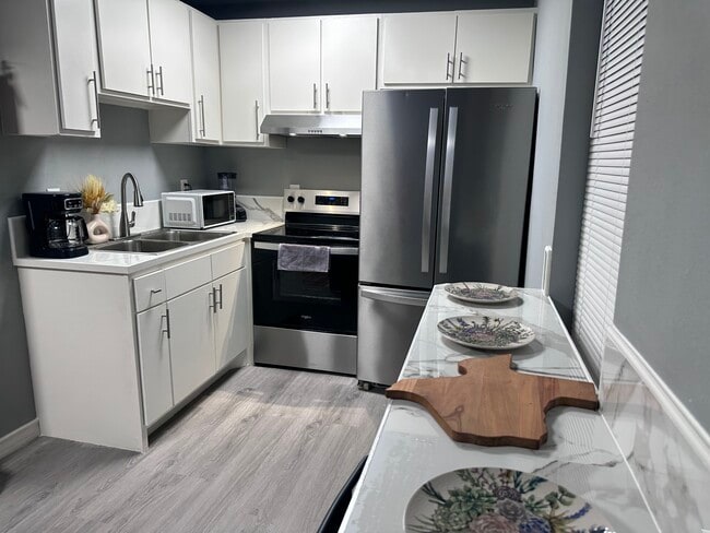 Kitchen Appliances - 905 E Adams St