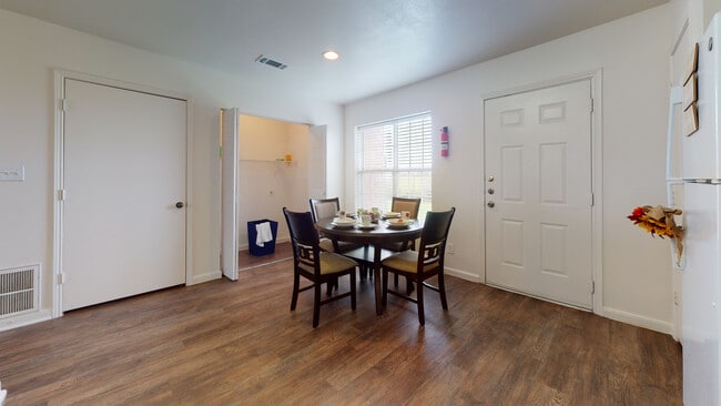 Dining area - Retreat at Texas City