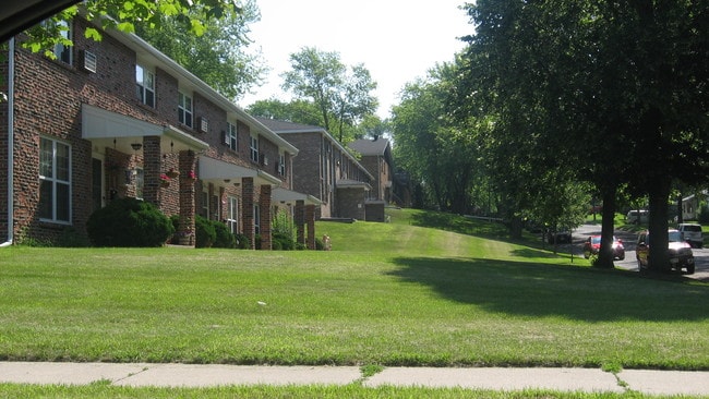 Photo - Colonial Village Apartments