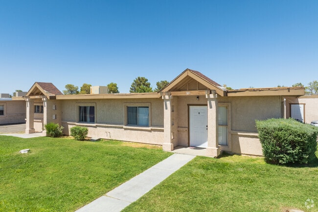 Building Photo - Desert Oasis