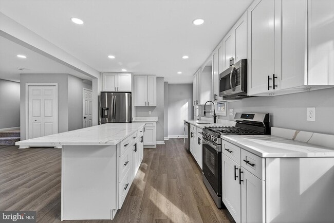 Photo - 2403 Kingsway Rd