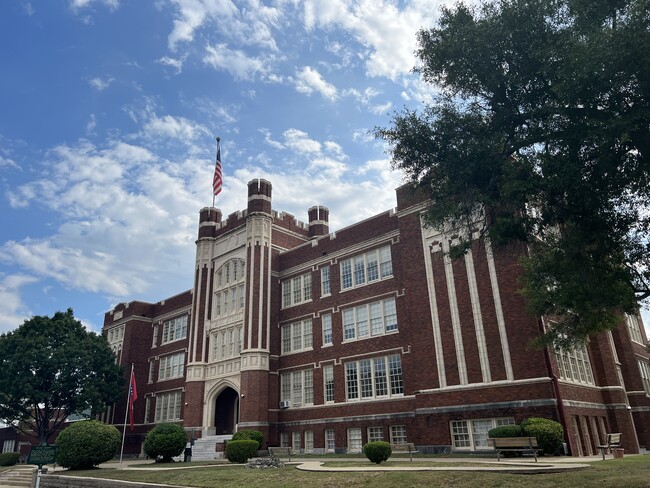 Photo - 125 Oak Street apartments