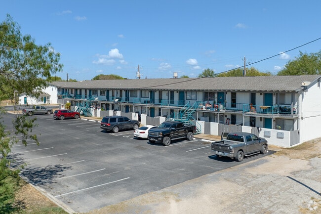 Exterior Building - Sterling Oak Apartments