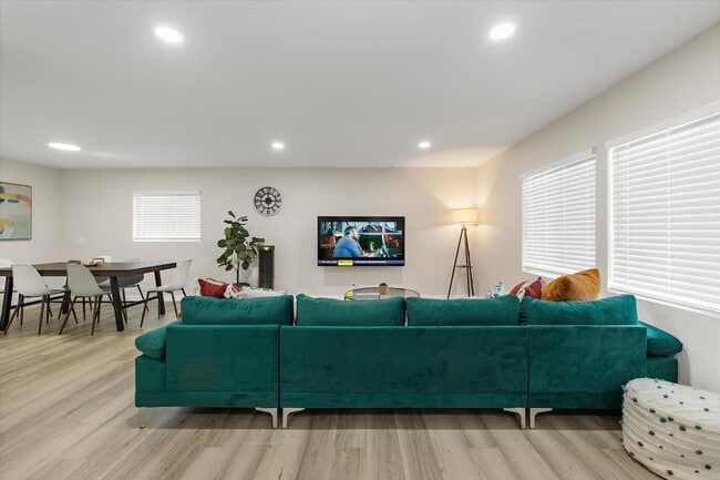 Building Photo - 2410 W Bruneau Pl Unit ID1310551P