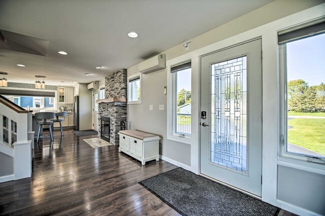 Building Photo - 2712 Shorewood Dr Unit ID1305762P