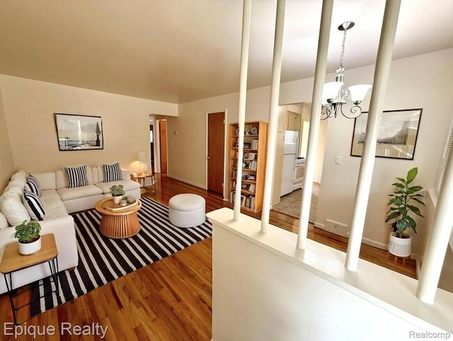 Photo - 5627 Clippert St