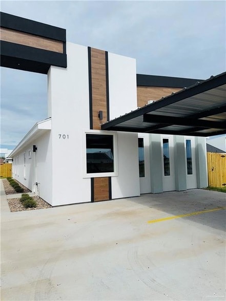 Building Photo - 701 N Onyx Ave Unit 1