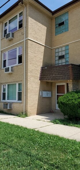 Building Photo - 8758 W Berwyn Ave Unit 1NW