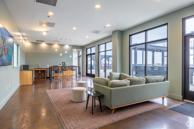 Resident Lounge - Six Cord