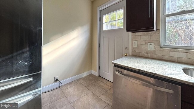 Photo - 2338 Cross St