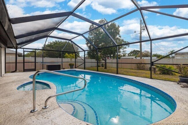 Photo - 160 SE Duxbury Ave