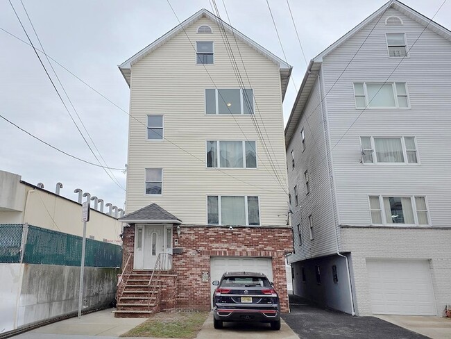 Building Photo - 55 Ferguson St