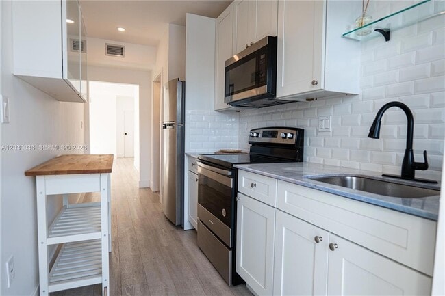 Photo - 1721 SW 13th St Unit 4