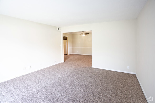 3BR, 2BA - 1,410 SF - Living Room - Royal Arms of Louisville