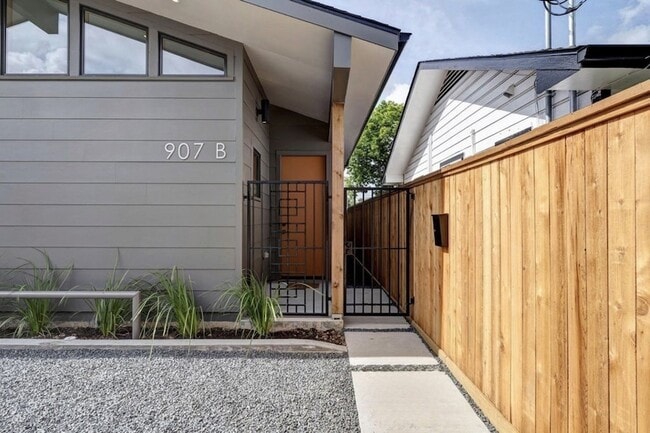 Photo - 907 Kern St Unit B