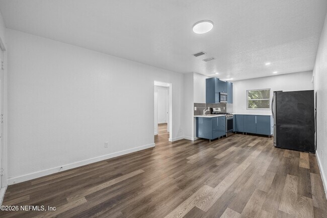 Photo - 231 W 16th St Unit 3