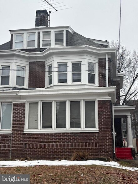 Building Photo - 649 W State St