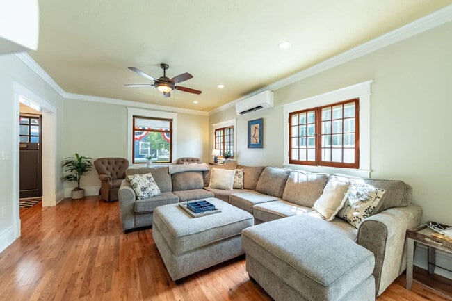 Building Photo - 713 W Woodland Dr Unit SI ID1542936P