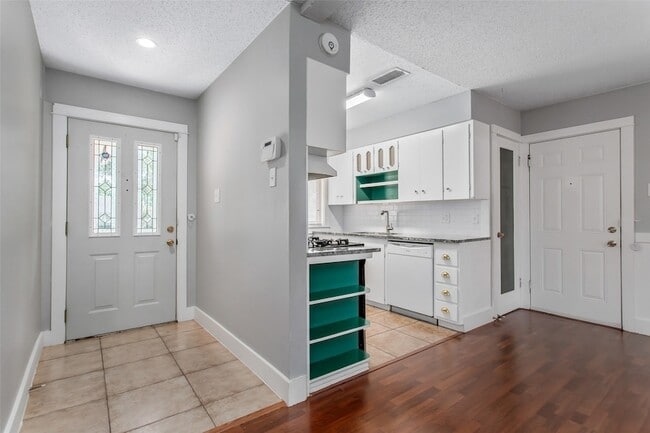 Photo - 2121 Travis Dr