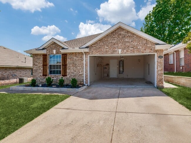 Photo - 1305 Greenbriar Ln