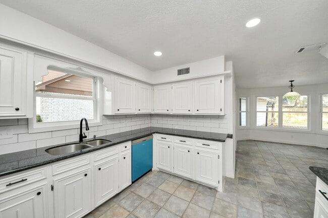 Photo - 616 S Rivershire Dr