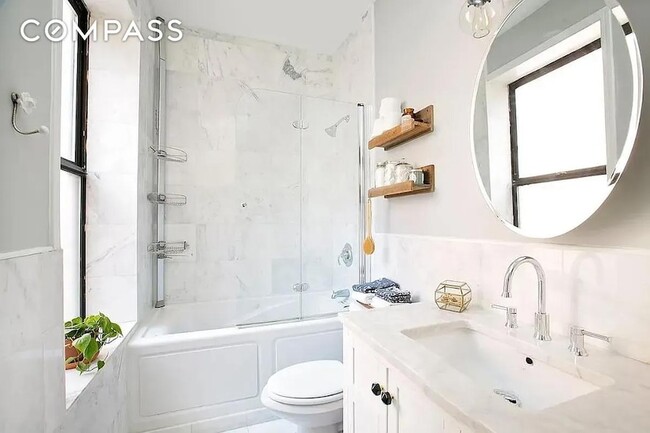 Building Photo - 314 W 94th St Unit 5E