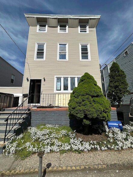 Building Photo - 124 Winfield Ave Unit 1