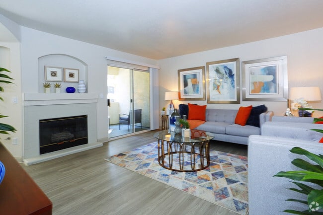 1BR, 1BA - 814 SF Living Room - Vintage Pointe