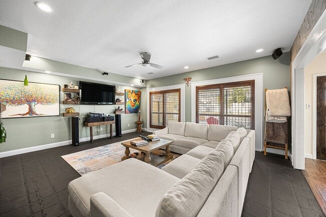 Photo - 202 E 7th St