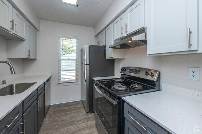 2BR, 2BA - 978SF - Kitchen - Pinewood Estates