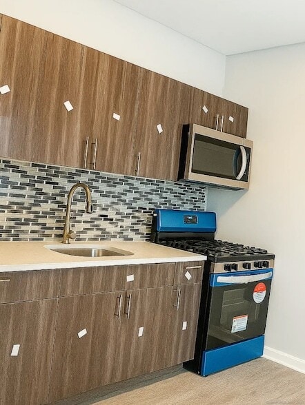 Building Photo - 639 Barnum Ave Unit 1R