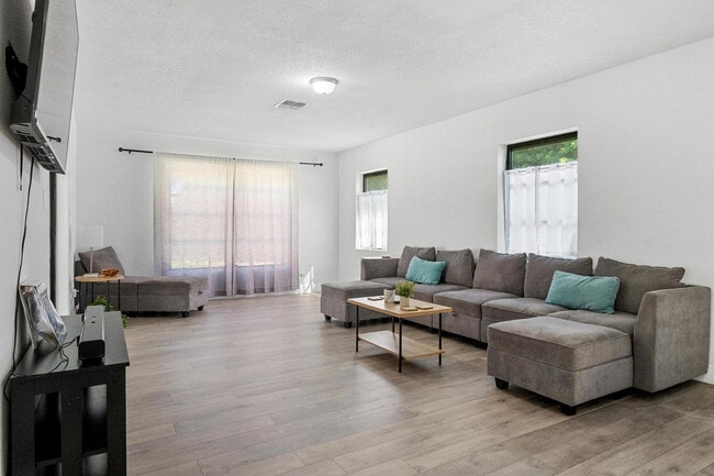 Photo - 919 Ave S SE Unit ID1325030P