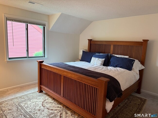 Photo - 139 Hollister Way N