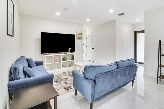 Building Photo - 6124 SW 64th Terrace Unit ID1307108P